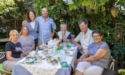 Umgeben von Freunden und Verwandten kredenzte er Köstlichkeiten