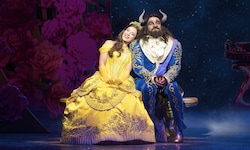 Belle (Marlene Jubelius)  und das Biest (Dominic Hees) bei ihrer großen Ballnacht im ...