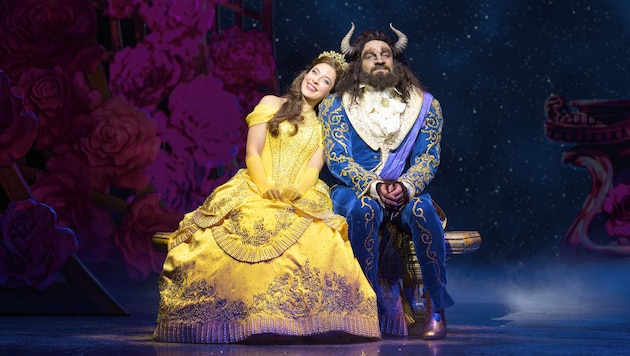 Belle (Marlene Jubelius) und das Biest (Dominic Hees) bei ihrer großen Ballnacht im ...