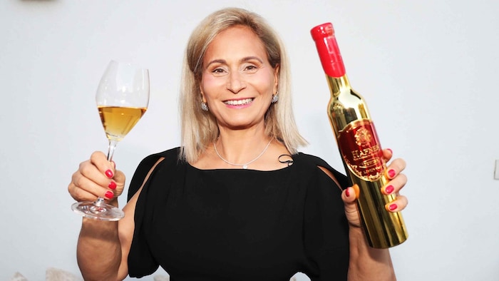 In leuchtendem Goldgelb funkelt der Furmint Eiswein 2022 im Glas, den Daniela Hafner vom Weingut ...