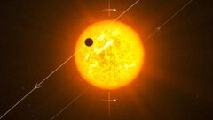 Künstlerische Illustration: Der Exoplanet GJ 3090 b umkreist seine Sonne entgegen deren ...
