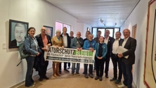 Vertreter der Naturschutzorganisationen übergaben ihre Stellungnahmen an den Präsidenten des ...