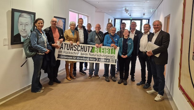 Vertreter der Naturschutzorganisationen übergaben ihre Stellungnahmen an den Präsidenten des ...
