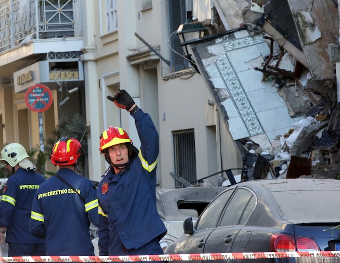 Einsatzkräfte retteten zwei Frauen aus einem benachbarten Gebäude.