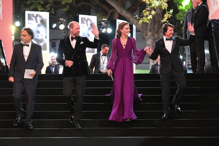 Tom Cruise reichte Prinzessin Kate die Hand, um ihr über die Treppe zu helfen.