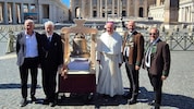 Feierstunde am Petersplatz in Rom (v. li.): BM Klaus Troger (Patsch), Künstler Helmut Strobl, ...
