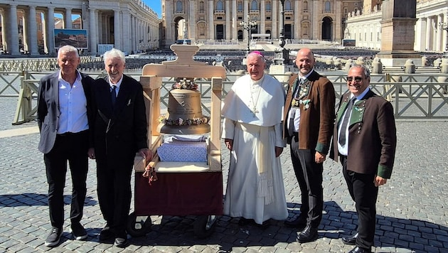 Feierstunde am Petersplatz in Rom (v. li.): BM Klaus Troger (Patsch), Künstler Helmut Strobl, ...