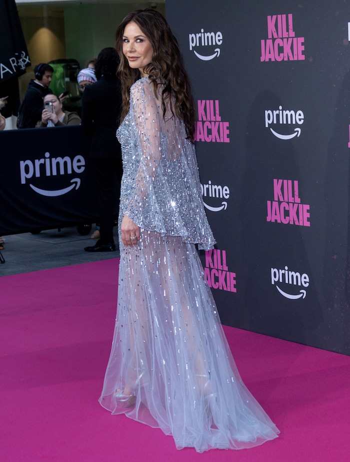 Die Schauspielerin trug eine transparente, glitzernde Robe in Silber.