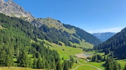 Blick auf das Rellstal, im Hintergrund ist ein Speichersee der Illwerke zu sehen