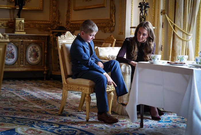 Prinzessin Kate, die Prinzessin von Wales, lässt sich vom neunjährigen Albie-Junior Thomas beim ...