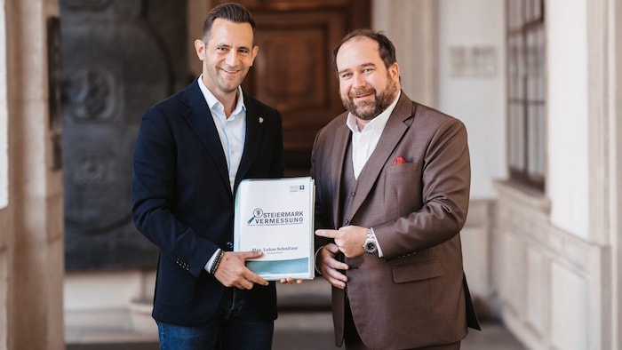 Lukas Schnitzer (li.) und Meinungsforscher Christoph Haselmayer.
