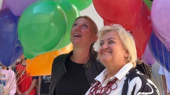 Auch alle Lehrer waren dabei. Direktorin Brigitte Magnes (rechts) blickt in eine bunte Zukunft.