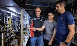Die Forscher mit der von ihnen gebauten, genauesten Atomuhr der Welt