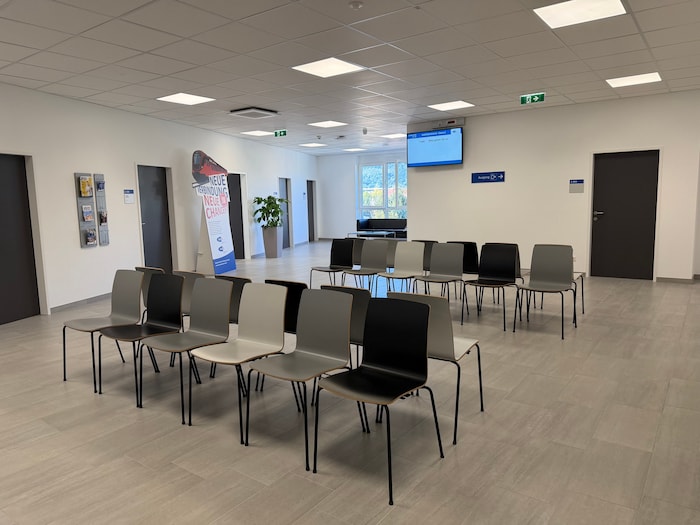 Offene Wartezonen inklusive Ticketanzeige auf Monitoren