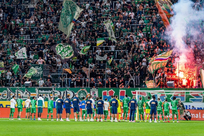 Die Fans sind heiß auf die Partie.