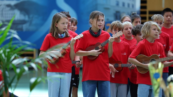 Ukulele-Einlage der zweiten Klassen unter der Leitung von Klaus Mairhofer.