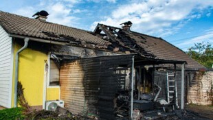 Das Haus, in dem die kleine Familie wohnte, wurde beim Feuer schwer beschädigt.