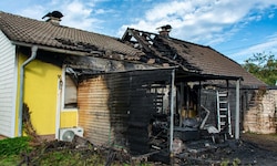 Das Haus, in dem die kleine Familie wohnte, wurde beim Feuer schwer beschädigt.