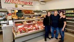 Heinold Langer mit Frau Maria und Tochter Melanie. Der Abschied am Freitag war schmerzhaft.