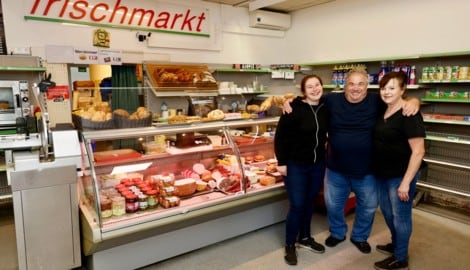 Heinold Langer mit Frau Maria und Tochter Melanie. Der Abschied am Freitag war schmerzhaft.