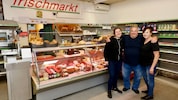 Heinold Langer mit Frau Maria und Tochter Melanie. Der Abschied am Freitag war schmerzhaft.