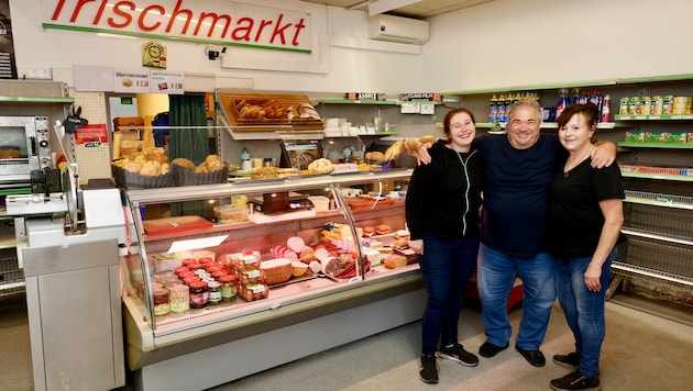 Heinold Langer mit Frau Maria und Tochter Melanie. Der Abschied am Freitag war schmerzhaft.
