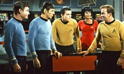Die kunterbunte Original-Crew des „Raumschiff Enterprise“ rund um Captain James T. Kirk (r.) und ...