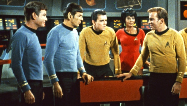 Die kunterbunte Original-Crew des „Raumschiff Enterprise“ rund um Captain James T. Kirk (r.) und ...