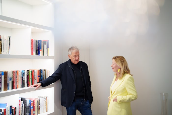 Gerhard Zeiler vor der Bibliothek seines neuen Domizils in Wien-Hietzing