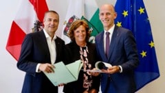 Wirtschaftslandesrat Willibald Ehrenhöfer (rechts), AC-Styria-Geschäftsführerin Christa Zengerer ...