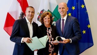 Wirtschaftslandesrat Willibald Ehrenhöfer (rechts), AC-Styria-Geschäftsführerin Christa Zengerer ...