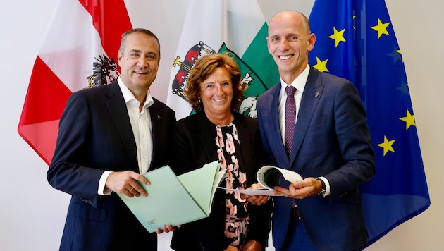 Wirtschaftslandesrat Willibald Ehrenhöfer (rechts), AC-Styria-Geschäftsführerin Christa Zengerer ...