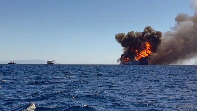 Am Freitag ist ein Brand auf einem Frachtschiff vor der griechischen Insel Mykonos ausgebrochen.