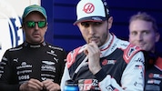 Esteban Ocon (r.) und Haas gehen 2027 getrennte Wege, wie die Zukunft von Fernando Alonso (l.) ...