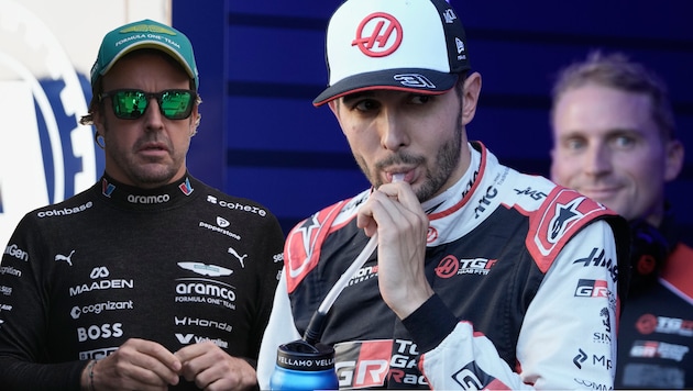 Esteban Ocon (r.) und Haas gehen 2027 getrennte Wege, wie die Zukunft von Fernando Alonso (l.) ...