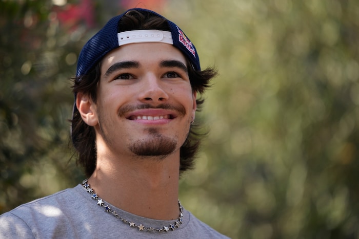 Nikola Tsolov zeigt in der Formel 2 auf.