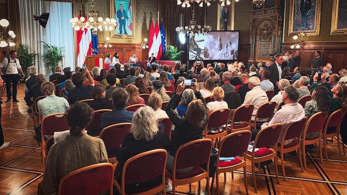 Die Eröffung und Preisverleihung fand im Stadtsenatssaal im Wiener Rathaus statt.