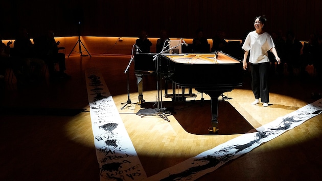 Hanni Liang, innovative Pianistin, die auch Performances wagt