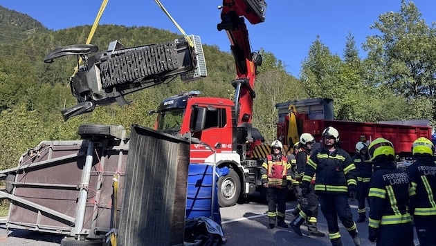 Die Feuerwehr musste den Anhänger und das Skidoo bergen