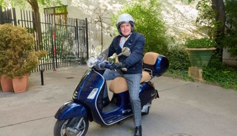Viel Zeit hat Verkehrsminister Peter Hanke nicht für das Fahren mit seiner Vespa – die genießt ...