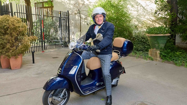 Viel Zeit hat Verkehrsminister Peter Hanke nicht für das Fahren mit seiner Vespa – die genießt ...