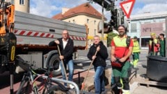 Baumpflanzung am Schwechater Hauptplatz mit SPÖ-Vizebürgermeister Christian Habisohn (li.)