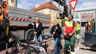 Baumpflanzung am Schwechater Hauptplatz mit SPÖ-Vizebürgermeister Christian Habisohn (li.)