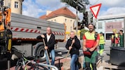 Baumpflanzung am Schwechater Hauptplatz mit SPÖ-Vizebürgermeister Christian Habisohn (li.)
