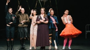 Das tolle Ensemlbe trägt die Inszenierung von „Die Waffen nieder!“ am Schauspielhaus Graz.
