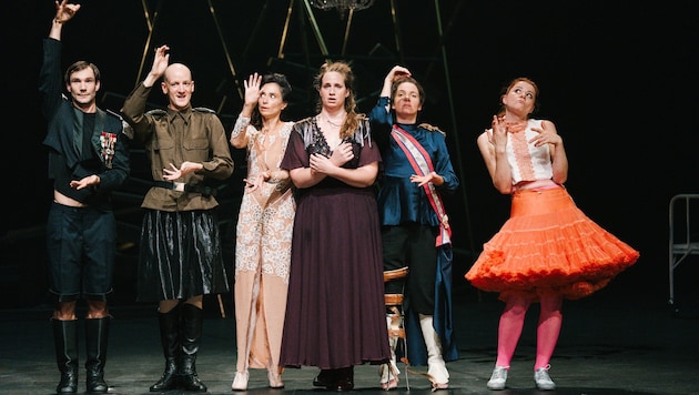 Das tolle Ensemlbe trägt die Inszenierung von „Die Waffen nieder!“ am Schauspielhaus Graz.