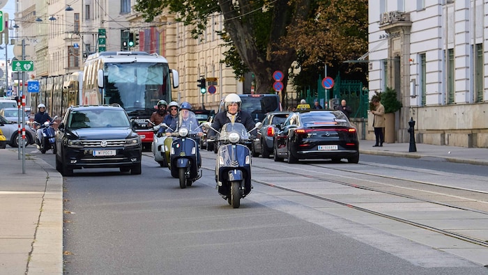 Der Minister gab die Richtung vor: Gestartet wurde die Charity-Vespa-Ausfahrt bei der ...