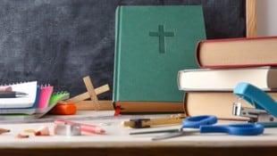 In Wels mussten 507 Kreuze, Wappen und Bilder in Schulen ersetzt werden. In Linz sah die Lage ...