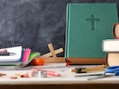In Wels mussten 507 Kreuze, Wappen und Bilder in Schulen ersetzt werden. In Linz sah die Lage ...