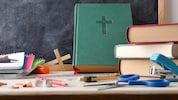 In Wels mussten 507 Kreuze, Wappen und Bilder in Schulen ersetzt werden. In Linz sah die Lage ...